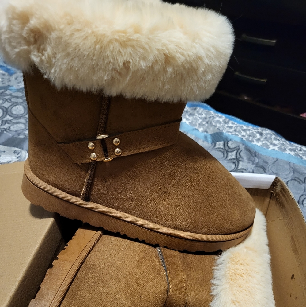 Snow boots